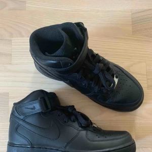  - Svarta Nike Air Force 1 ´07 Mid, Storlek 38,5 Endast testade inomhus.