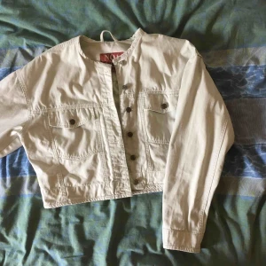  - FRI FRAKT! Moderkort beige jeansjacka från Noa Noa. Fin till klänning eller höga jeans! Sitter oversized på mig med S men ser ändå dressad ut i och med den korta midjan. Alltid mängdrabatt vid flerköp!