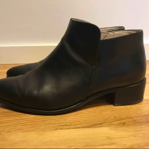  - Märke :Clarks  Färg: Svart  Varan är i normalt begagnat skick  Skickas med Schenker snarast möjligt efter erhållen betalning.