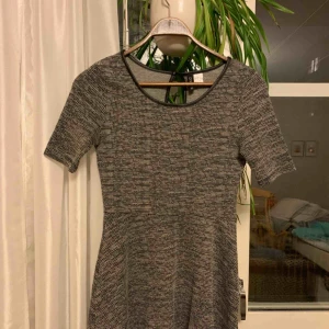  - Fin klänning i bra skick. Säljes pga för kort för mig. Kan mötas upp i Eskilstuna eller skicka.