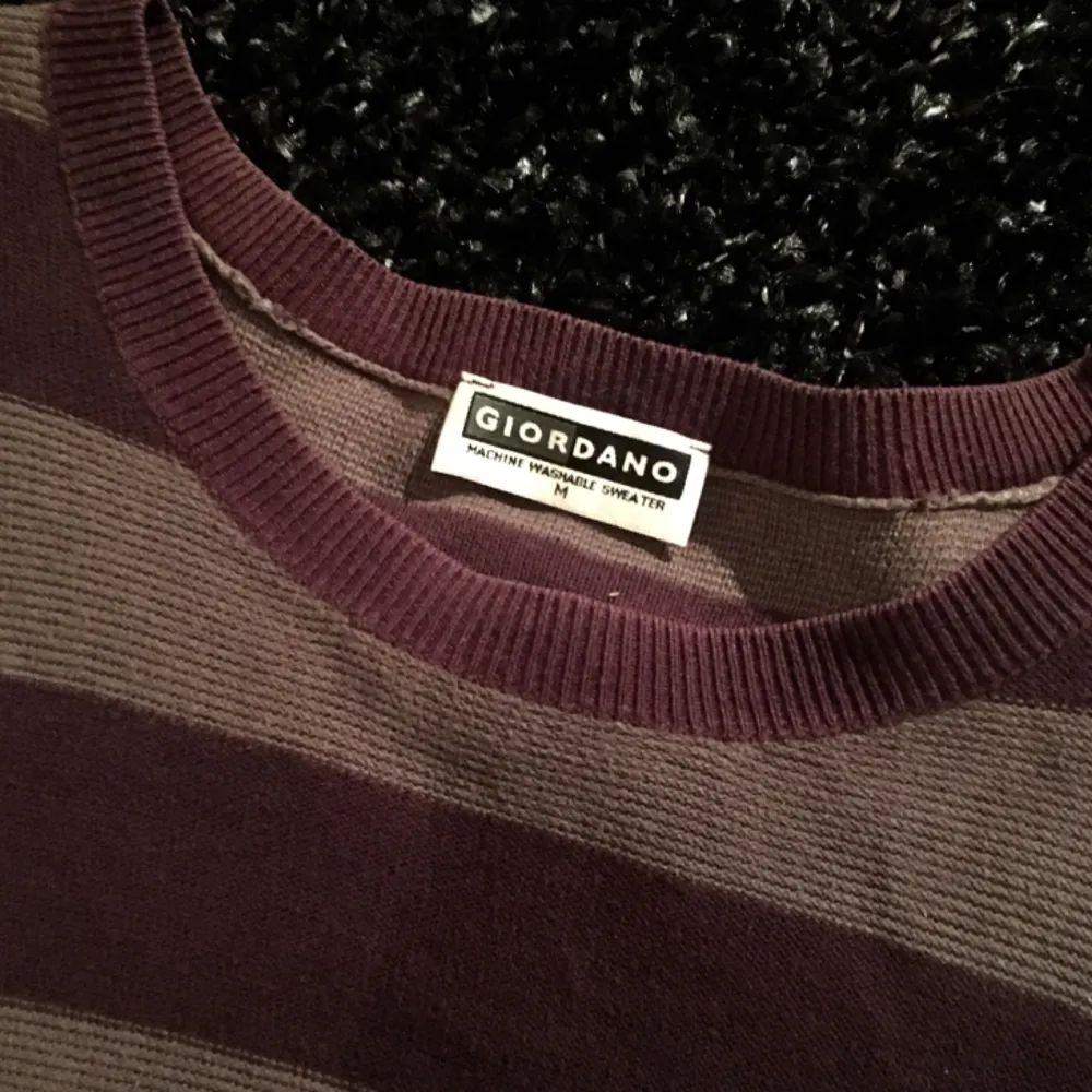 Giordano Striped Sweater (M) | | Meet ups in Sthlm/ post not included in price ✨. Hoodies.