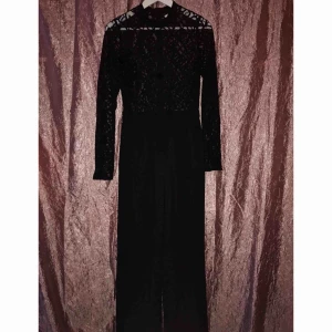  - Säljer denna fina byxdress från NA-KD. Sitter fint, lagom tight och har använts ett fåtal gånger. Överdelen är i spets och underdelen är som en kostymbyxans vida ben. 