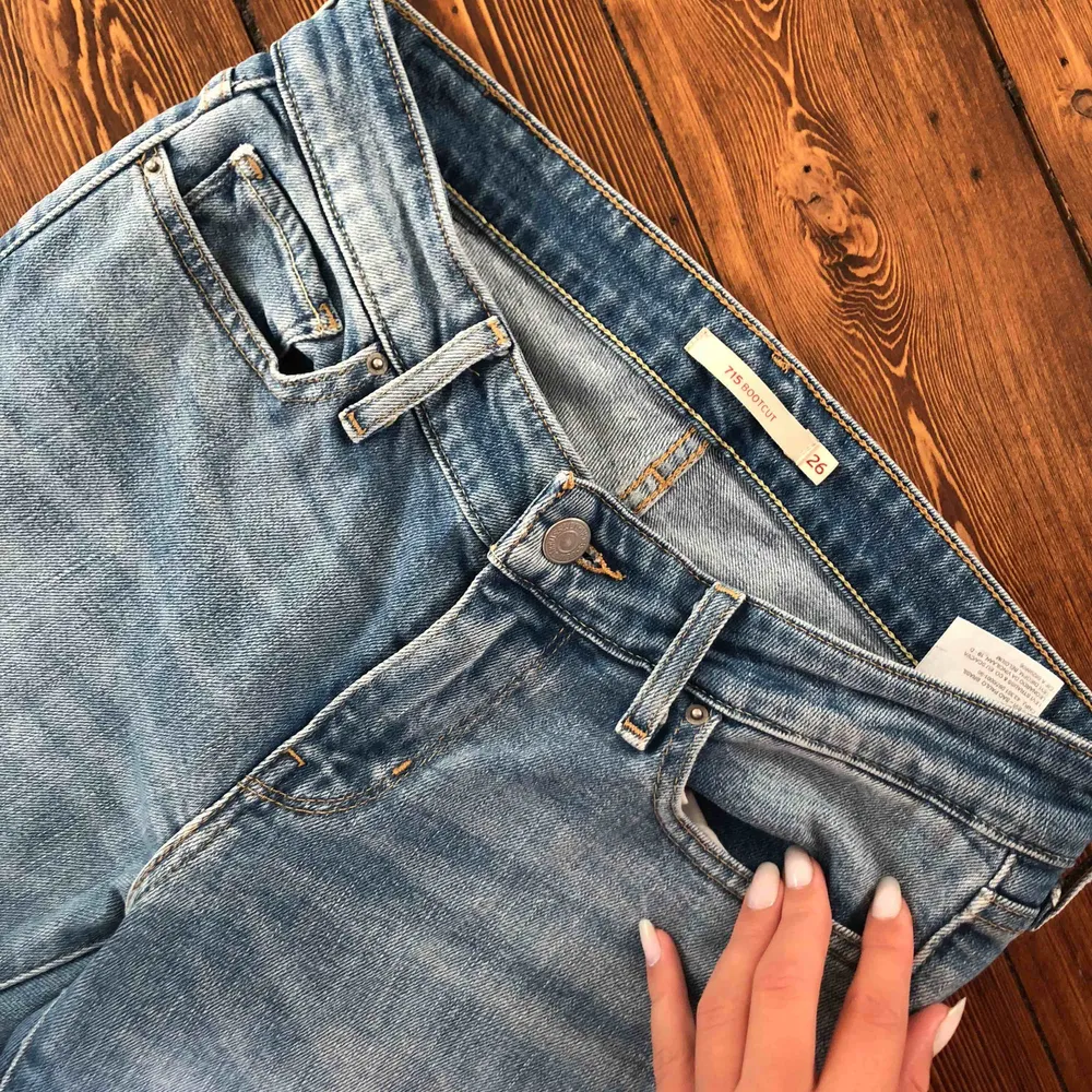Ett par Levi’s flare jeans i strl.26 ordinarie pris 1000kr använda ett få tal gånger, sitter super snyggt! . Jeans & Byxor.