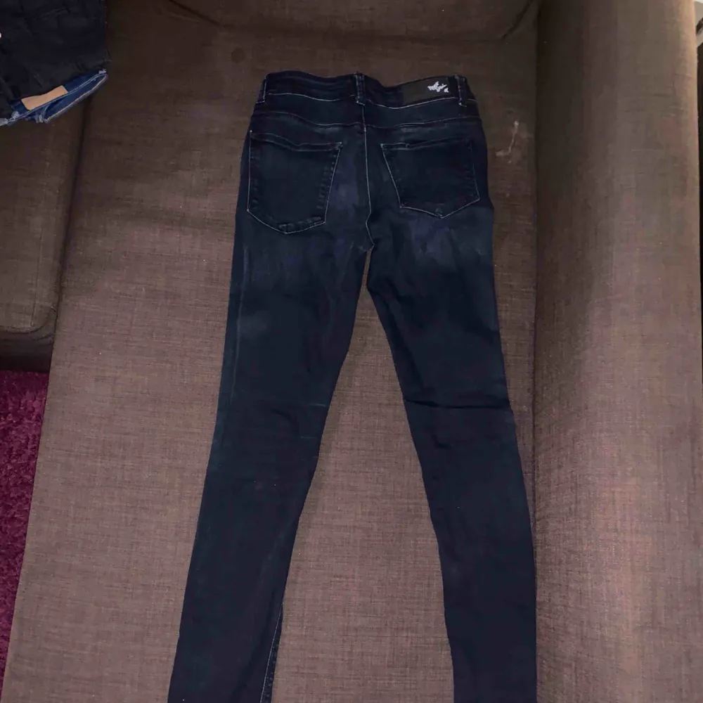Ett par mörk blå byxor från bikbok knappt använda . Jeans & Byxor.