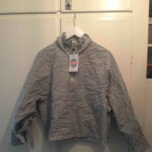  - Oanvänd skjorta med liten dragkedja från monki. Prislapp kvar! Nypris 300.