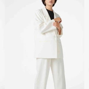  - Vit kostym från Monki 200kr för både byxa och kavaj  Storlek small  