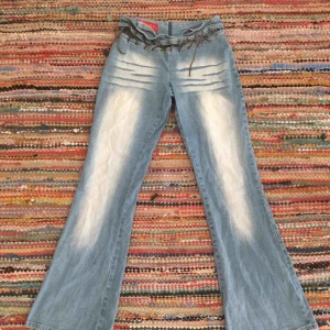  - Bootcut jeans med dragkedja bak o läderband fram! Köparen betalar frakt!
