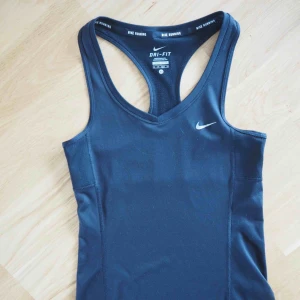  - VAD: Träningslinne från Nike STORLEK: XS SKICK: Använt fåtal gånger