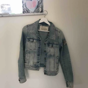  - Jättefin jacka! Köpte den för 3000kr från odd Molly och den är använd 3 gånger, så den är som ny! Säljer den för att den är för liten för mig. Pris kan diskuteras