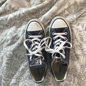 Converse - Helt vanliga låga converse jätte fina.Nästan helt nya. Frakt tillkommer eller så kan jag mötas