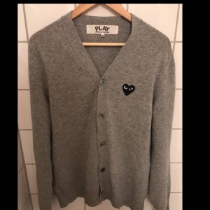  - CDG Play kofta Bra skick, storlek M Kan mötas upp vid t-centralen eller Odenplan Kan skicka via post, 58 på frakt med spårbar 