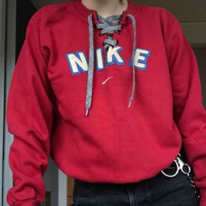  - pris är förhandlingsbart vid snabb affär✨ köper du flera plagg får du rabatt⭐️ thriftad nike tröja från malmö! använd få gånger, passar xs-l då den är lite pösig men passar bäst till s/m