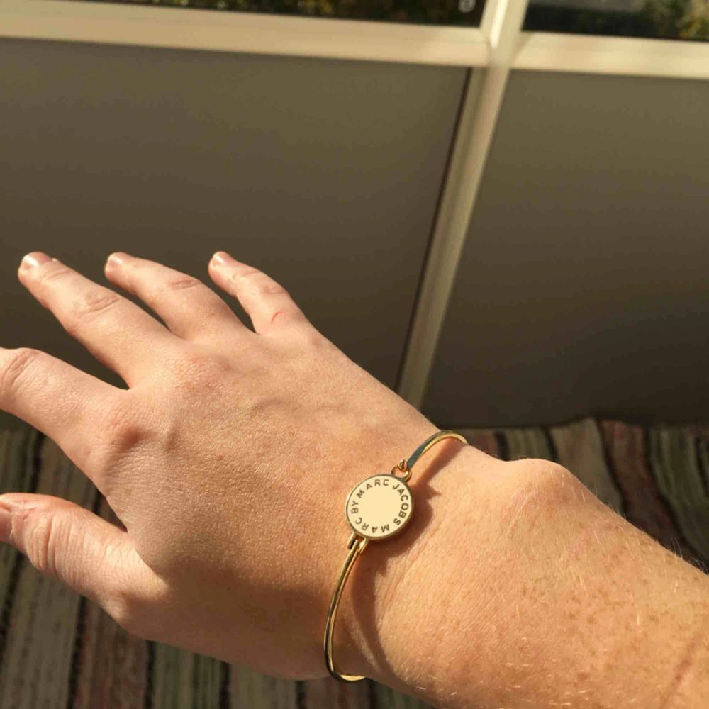 Hinge bracelet från Marc Jacobs i färgen cream. Ny pris 600 kr. Garanterar att den ser ut som helt ny.. Accessoarer.