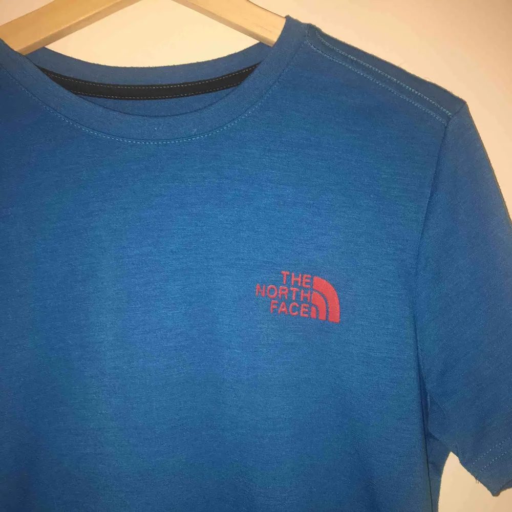 Unik The North Face T-shirt med coolt tryck där bak. Storlek M! Älskar den men den används knappt längre :(. T-shirts.