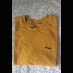 - Jätte fin gul t-shirt i bomull från vans. Väldigt fint skick och knappt använd. Möts upp i Stockholm annars får köparen st för frakt💕