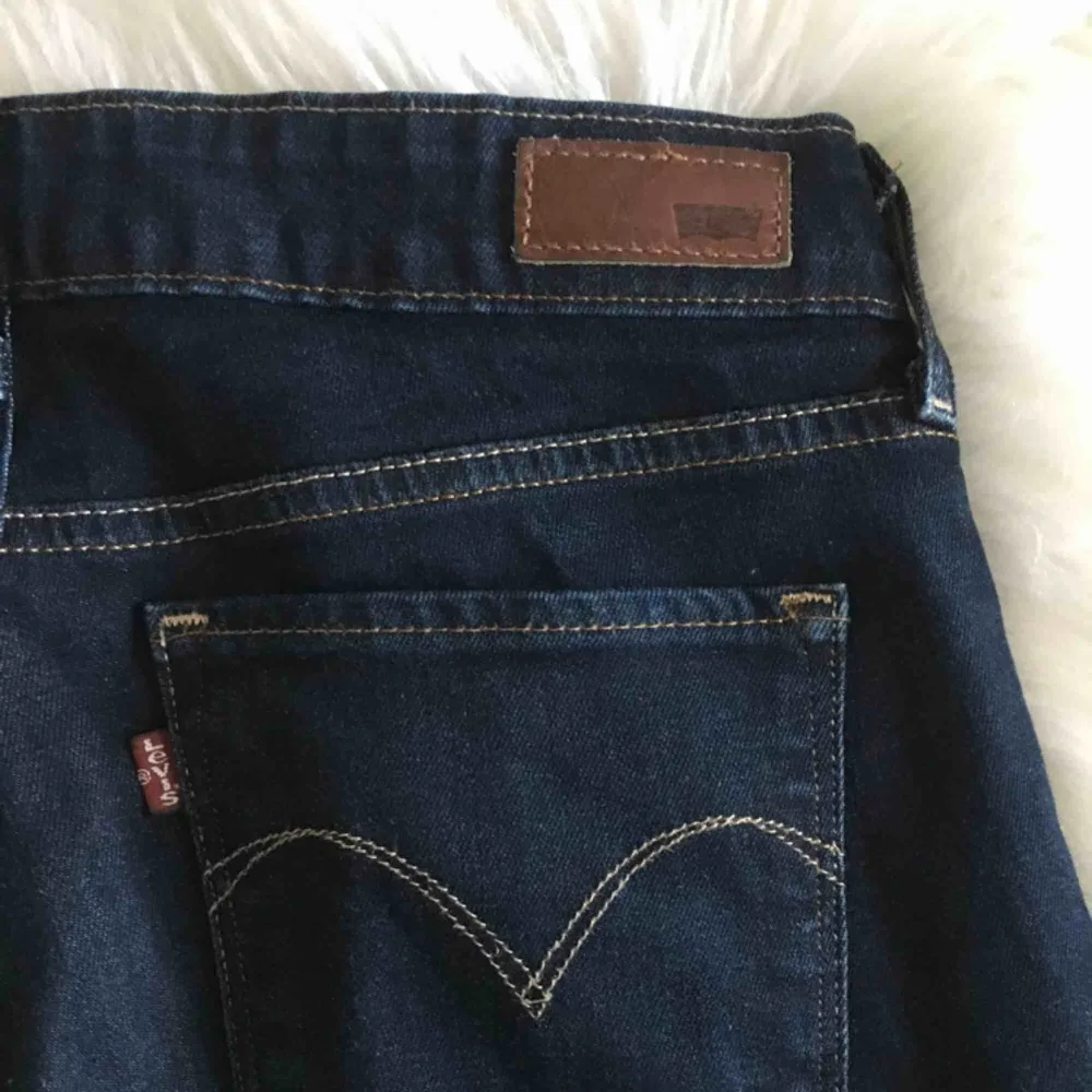 Snygga bootcut jeans i modellen ”Denim Curve”. Köpta på Levis Store för ett par år sedan. Ett par storfavoriter men säljer nu för att få plats för annat.🧚🏼‍♂️✨. Jeans & Byxor.