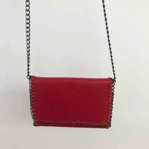  - Röd liten axelremsväska. Super söt! Köparen står för frakten 