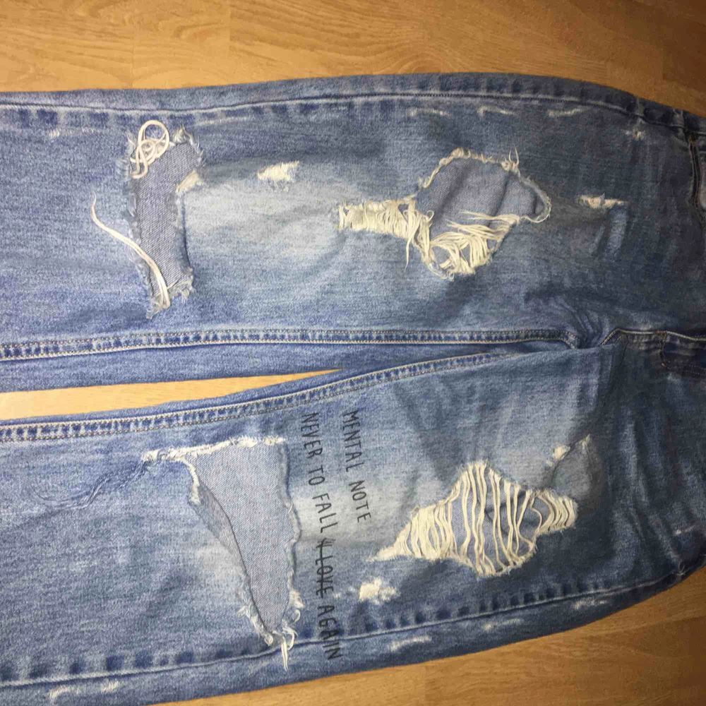 Svin snygga ganska slitna boyfriend jeans. Köpt på pull and bear. Säljer pga att dem är förstora. Frakt tillkommer. Jeans & Byxor.