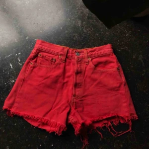 - Jeansshorts ifrån Levis. 501:or. Storlek w27. Jättefin röd färg! Frakt 150kr. 