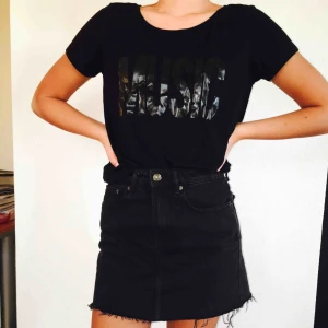  - Supersnygg t-shirt med texten "MUSIC" i ett blankt material på tröjans framsida. Sällan använd och är i mycket gott skick! Frakt 20kr