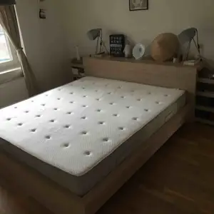 Ikea säng med madrass av hög kvalitet, köptes för 17000sek. Bra kvalite , känns som ny ! Säljs pga flytt