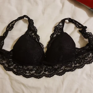  - Mycket fin svart spetstopp/bh med in bygda pads. Frakt tillkommer med 9 kr!