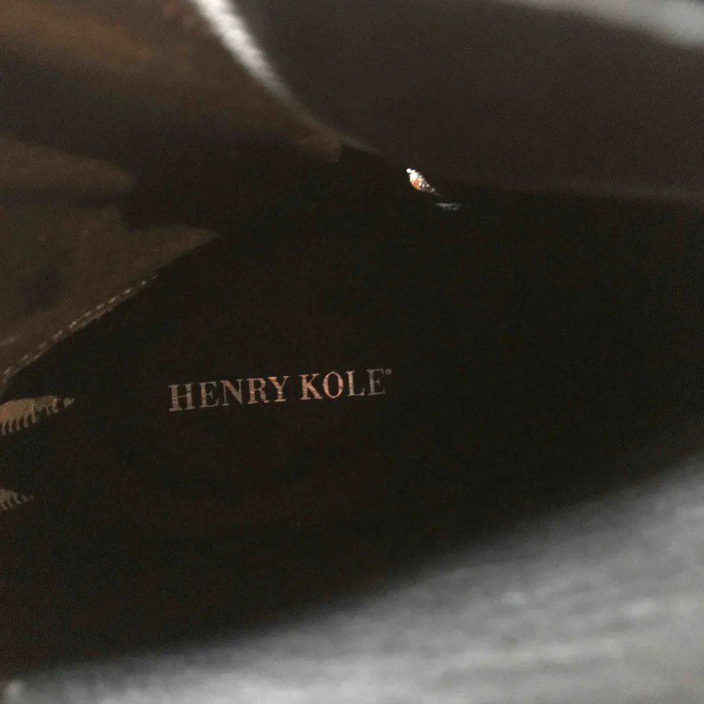 Super läckra lack boots från Henry Kole, nyskick helt oanvända.  Nypris 1699kr . Skor.