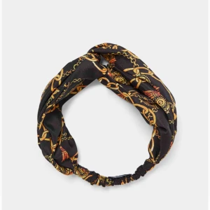  - Säljer nu mitt oanvända turbanhårband med kedjor. Kommer från zara. Frakt ingår i priset!