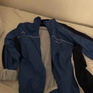  - Champion jacka köpt på online second hand för 300kr säljer för 100kr. Storlek L men jag har S och tycker det var snyggt med större. 