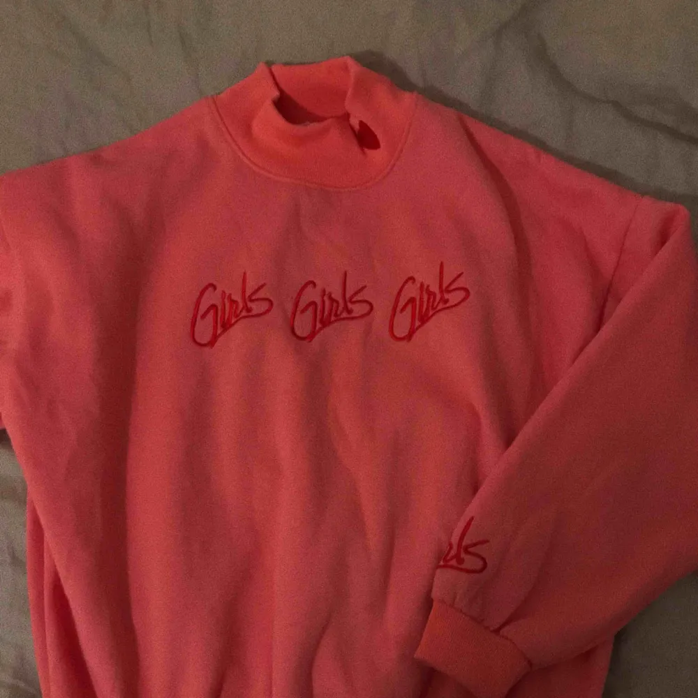 En rosa tröja med text tryck ”girls girls girls”, använd 1 gång! . Tröjor & Koftor.