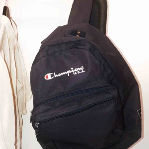  - Snygg rymlig Champion-ryggsäck i fint begagnat skick.    Hämtas helst men kan skicka mot fraktkostnad. 