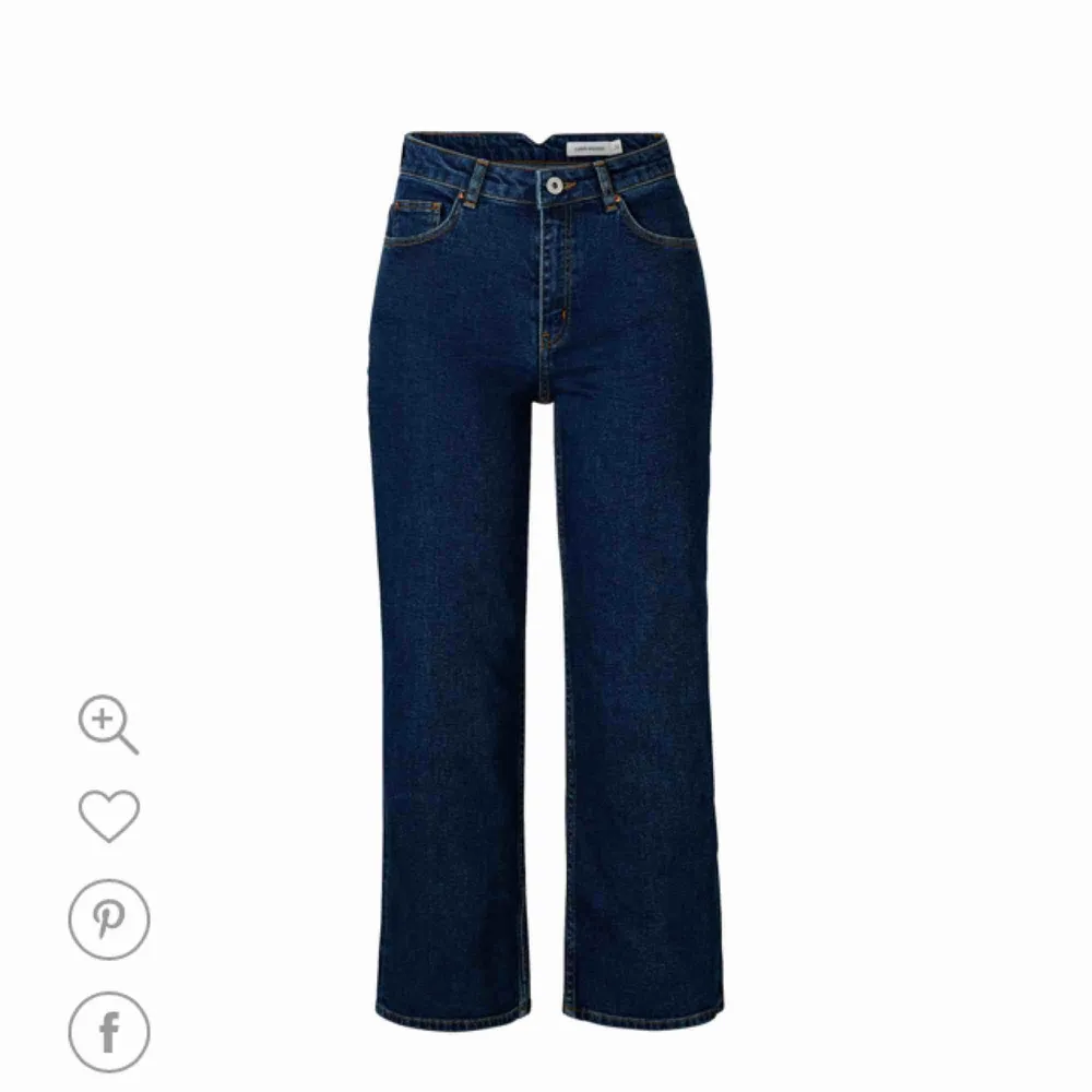 Nyinköpta Carin Wester-jeans i modellen Doris. Raka i modellen, lite kortare i benen. Superfin mörkblå färg. För fler bilder se länken. Köpare står för frakt 👖👖   https://www.ahlens.se/Mode/byxor/jeans-15180/carin-wester-jeans-doris-morkbla-90138487/  . Jeans & Byxor.