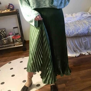  - SÅ fin plisserad grön kjol. Bilderna ger den inte riktigt rättvisa. Kjolen är storlek XS/S. Aldrig använd! 