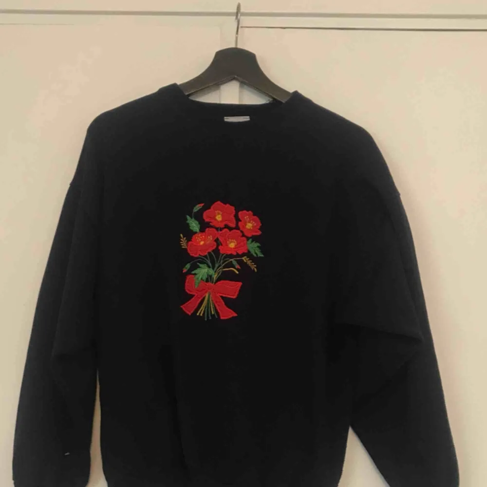 Superfin retro mörkblå tjocktröja med blomstertryck.storlek M.  ✨köparen står för frakten, tveka intet höra av sig vid fler frågor✨. Hoodies.