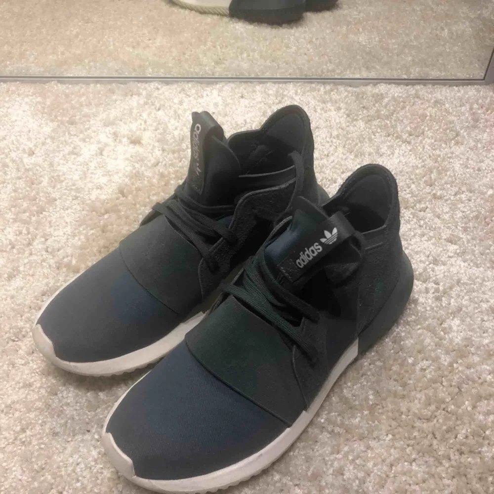 Adidas tubular, använda men i fint skick. . Skor.