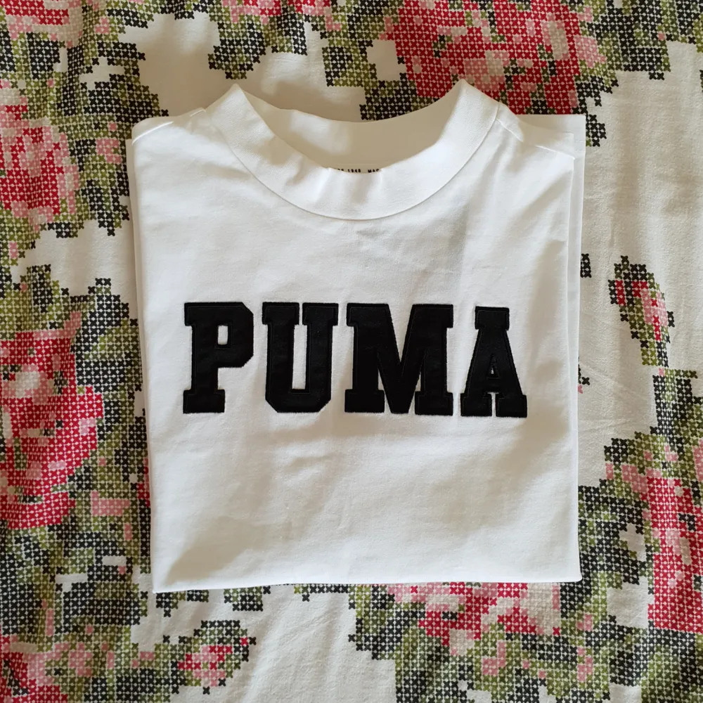 T shirt från puma, supersnygg med detaljer! Fraktas naturligtvis🌼 det är strl XS men jag skulle definitivt säga att den passar dig med strl S också! . T-shirts.