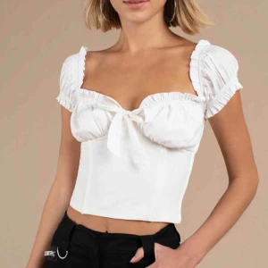  - topp från I AM GIA inköpt för ett år sedan och använd max 5 gånger! i toppen skick! passar en XS - S. skickar mer bilder om det förfrågas! ok att lägga bud! 