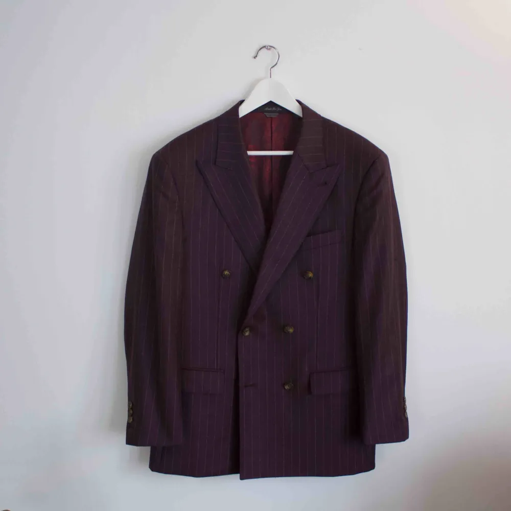 Dubbelbröstad Indochino kostym i lila(plommon). Storlek 52 Nypris 800 dollar, köpt för 369 dollar. Kostymer.
