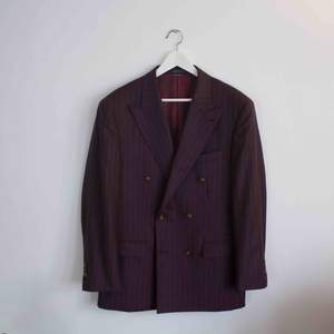 Dubbelbröstad Indochino kostym i lila(plommon). Storlek 52 Nypris 800 dollar, köpt för 369 dollar