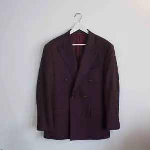 Dubbelbröstad Indochino kostym i lila(plommon). Storlek 52 Nypris 800 dollar, köpt för 369 dollar
