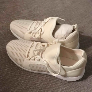  - Helt oanvända med kartong. Storlek 40. Nypris 599.