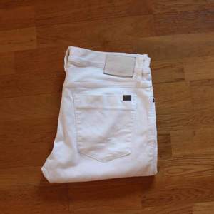 Calvin Klein jeans vita i storlek 34. Mycket fint skick