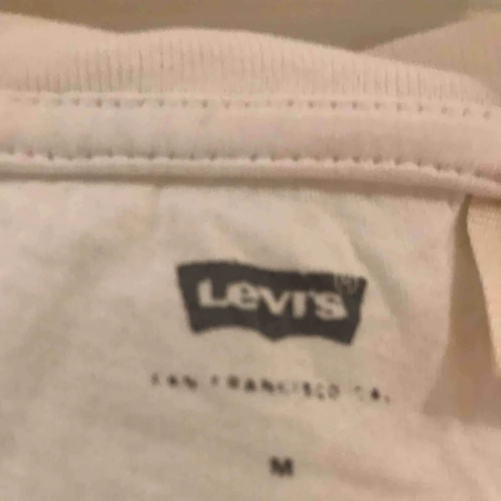 Basic Levis t-shirt snyggt bas plagg till en ballare outfit, knappt använd✨. T-shirts.