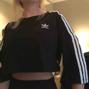  - Adidas magtröja! Sparsamt använd.  Passar s/m