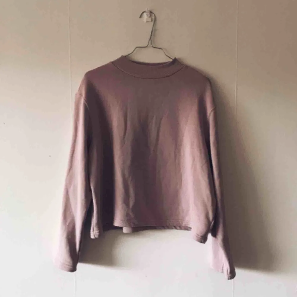 Rosa/lila sweatshirt från Weekday 🌸 Aldrig använd, i nyskick. Kan skickas . Hoodies.