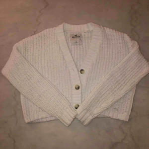  - Cropped stickad vit kofta. 