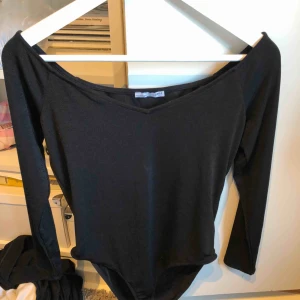  - Svart body från zara