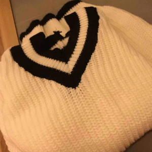  - Stickad tröja med ”öppna axlar”