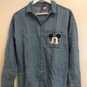  - Jeans skjorta från HM. Köpte för länge sen men använt bara en gång. Den har stl 34 men passar även 36-38. 