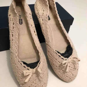  - Ballerina i strl 41/42, beige stickade, sköna! Använda fåtal gånger. Perfekta till studenten!